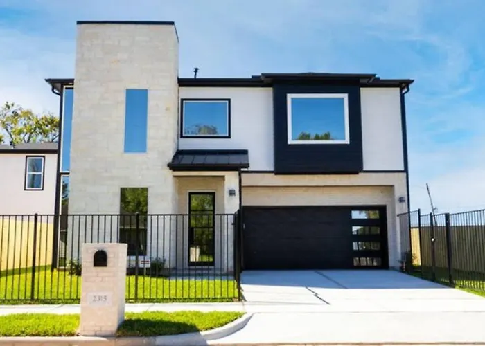 Cute Cozy House Close To Major Sporting Events And Restaurants